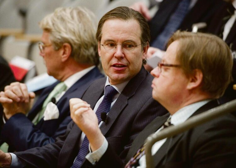 Ruotsin entinen valtiovarainministeri Anders Borg kävi maanantaina Suomessa antamassa neuvoja. Vasemmalla Björn Wahlroos ja oikealla Juhana Vartiainen.