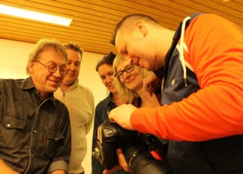 Kouvolan koulutustilaisuudessa ehdokkaat pääsivät myös valokuvaajalle. Pekka Kurtzin (oikealla) otoksia tutkivat Timo Mykrä, Faruk Abu Taherin tukiryhmäläiset Mikko Laakso ja Cissu Mäkinen sekä Mika Bymanin tukiryhmästä Sari Porvari.