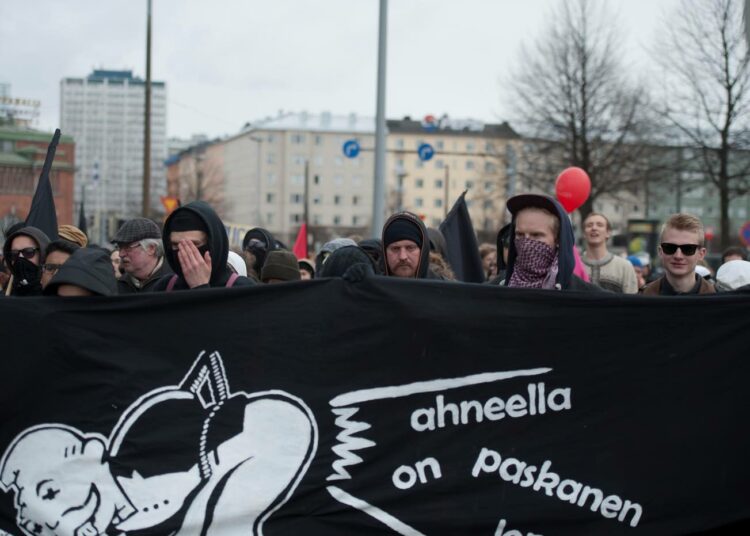 Supon mukaan suomalaiset anarkistit ovat rauhanomaisia. Kuva anarkistien vappumarssilta 2014.