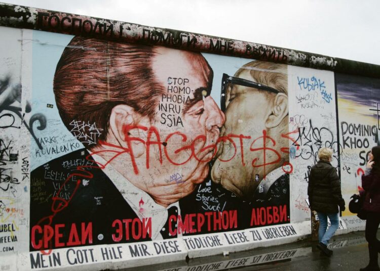 Metafora Brežnevin suutelemisesta viittasi pyrkimykseen puolustaa Neuvostoliittoa, Teivo Teivainen korostaa. DDR:n johtajalle Erich Honeckerille Brežnevin suuteleminen ei jäänyt pelkäksi metaforaksi. Kuva Berliinin muuriin maalatusta kuuluisan valokuvan kopiosta.