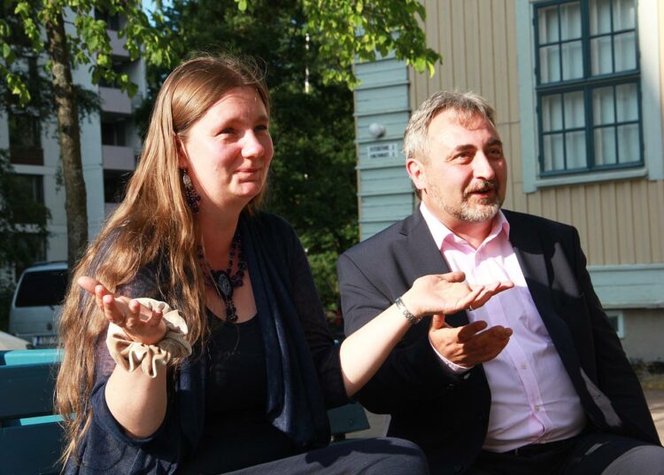 Helsingissä vierailleet demokratia-aktivistit Olga Zaharova ja Juri Džibladze kuvaavat Venäjän valtaapitävien olevan ristiretkellä vapaita kansalaisjärjestöjä vastaan.