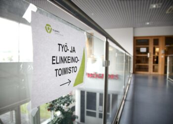 Vasemmistoliiton eduskuntaryhmän puheenjohtaja Aino-Kaisa Pekosen mukaan valtiovarainministeriön budjettiesitys pahentaa toteutuessaan työttömyysongelmaa.