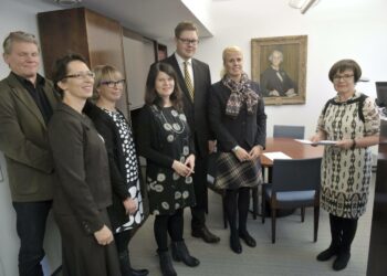 Liikennepoliittisen välikysymyksen keskiviikkona lainsäädäntöjohtaja Maija-Leena Paavolalle jättäneen opposition kannatus kulkee eri suuntiin. Lokakuussa vain SDP nousi, muut olivat miinuksella.