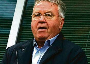 Guus Hiddink yrittää nostaa Chelsean suosta.