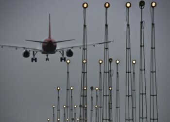Lentokone laskeutumassa Sao Paulon kansainväliselle lentokentälle Brasiliassa.