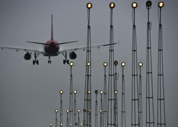 Lentokone laskeutumassa Sao Paulon kansainväliselle lentokentälle Brasiliassa.