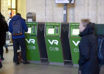 VR kertoi lippu-uudistuksestaan alkuviikolla. Kaukoliikenteen keskimääräiset hinnat alenivat, mutta eläkeläisalennus puolittui.