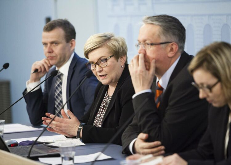 Ministerit Petteri Orpo, Anu Vehviläinen, Juha Rehula ja Hanna Mäntylä esittelivät sote-linjauksen keskiviikkona. Perustavaa laatua olevat sosiaali- ja terveyspalvelut yhtiöitetään.
