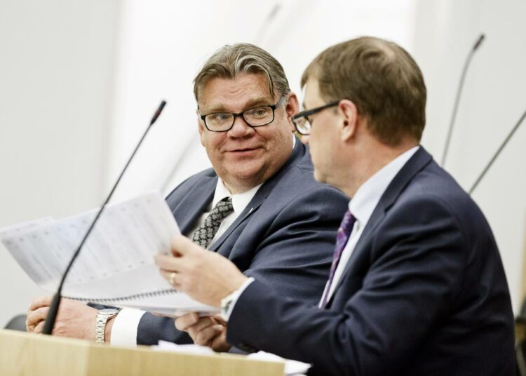 Ulkoministeri Timo Soini (vas.) ja pääministeri Juha Sipilä eduskunnan täysistunnossa, jossa keskustellaan valtion omistajaohjauspolitiikasta.