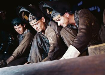 Kirjoittajan mukaan Yhdysvalloissa palkat seurasivat tuottavuuden nousua 1800-luvun lopulta 1970-luvulle. Kuva on vuodelta 1942.