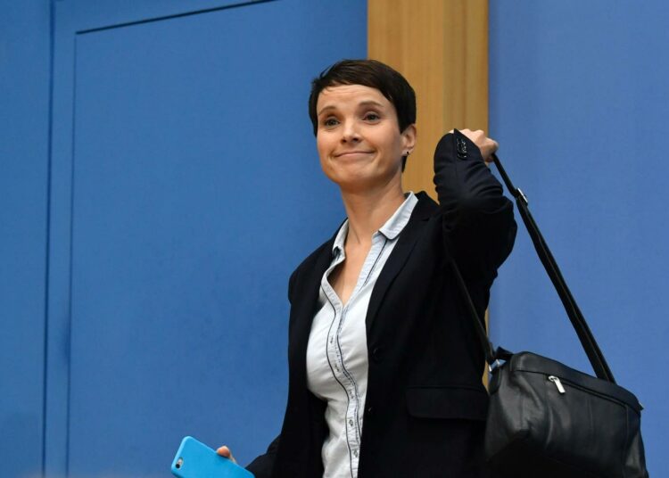 Frauke Petry otti laukkunsa ja lähti kävelemään AfD:n parlamenttiryhmästä.