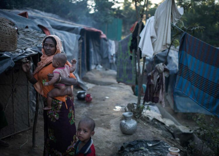 Myanmarin rohingya-muslimeja on paennut jo miljoonan verran Bangladeshiin. Pakolaisia Naybaran leirissä Cox's Bazarin lähellä Bangladeshissa.
