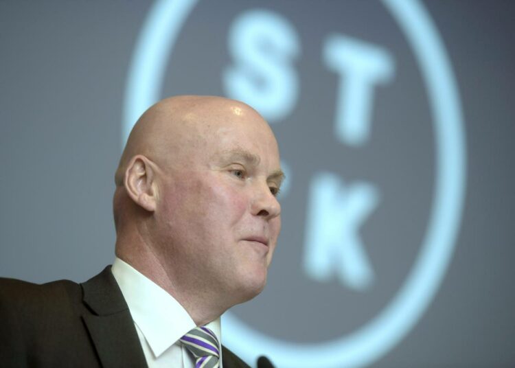 STTK:n puheenjohtajana jatkava Antti Palola uuden edustajiston järjestäytymiskokouksessa tiistaina.
