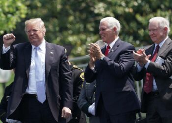 Presidentti Donald Trump, varapresidentti Mike Pence ja oikeusministeri Jeff Sessions Washingtonissa tiistaina.