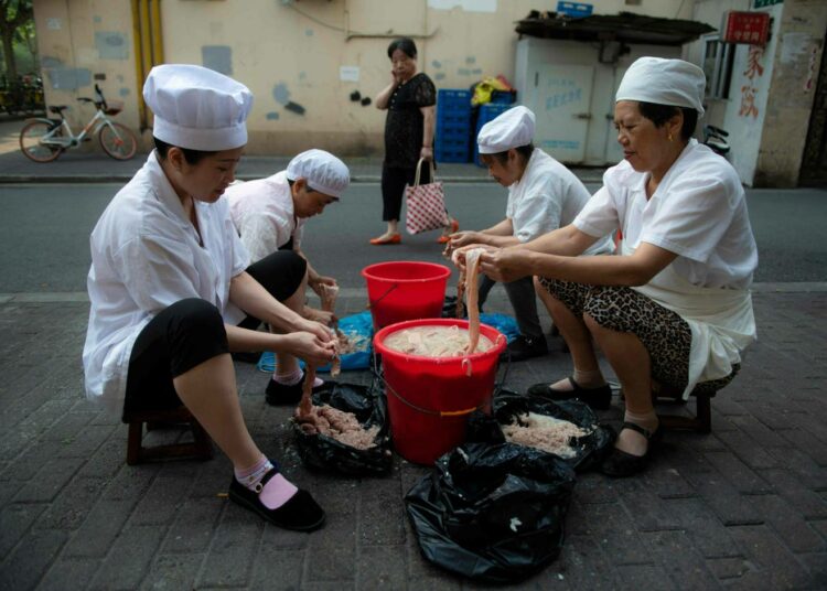 Kiinassa yhden lapsen politiikka on nopeuttanut väestörakenteen vanhenemista ja poikien suosiminen on tuonut suuren joukon ”ylijäämämiehiä”. Kuvassa kokkeja Shanghaissa.