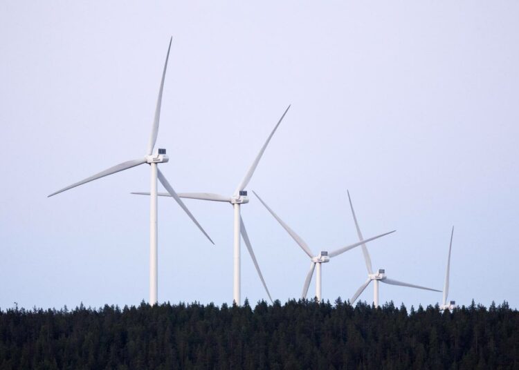 Kirjoittajan mukaan tuella tuotettu tuulisähkö on halpaa, mutta se on sotkenut sähkömarkkinat. Kuva Santavuoren tuulivoimapuistosta Ilmajoelta.