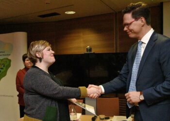 Palkkatasa-arvoraportin laatinut selvityshenkilö, tasa-arvovaltuutettu Jukka Maarianvaara luovutti raporttinsa perhe- ja peruspalveluministeri Annika Saarikolle 16. lokakuuta.