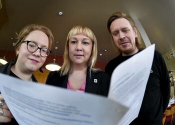 Hanna Ahon Fingosta, Mia Rahunen WWF Suomesta ja Olli Tiainen Greenpeace Suomesta esittelivät puolueiden ilmastolinjauksista tehtyä yhteenvetoa.