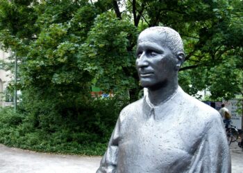Uusi teatteri merkitsi Bertolt Brechtille sellaisen ihmisen teatteria, joka on ryhtynyt auttamaan itseään. Brechtin patsas Berliinissä.