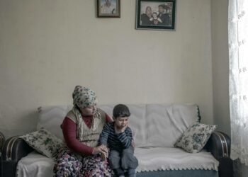 Sibel Uçkun poikansa kanssa olohuoneessaan Kirkagan kylässä lähellä Somaa. Sibel Uçkunin mies Hakan kuoli Soman kaivosonnettomuudessa.