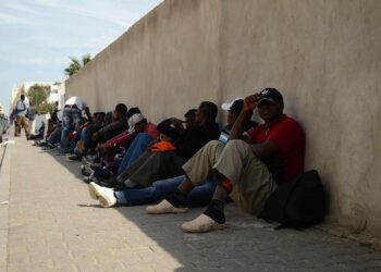Pakolaiset suojautuvat Libyan polttavalta auringolta.