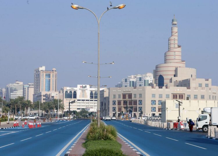 Qatarissa on rakennettu siirtotyöläisten voimin stadioneja, kulttuurirakennuksia ja infrastruktuuria suurten urheilutapahtumien lähestyessä. Kuva pääkaupunkiin Dohaan johtavasta tiestä.