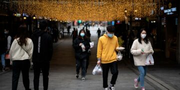 Kiina näyttää selättäneen koronaepidemiansa, ja tämä saattaa tasoittaa sen tietä supervallaksi. Kuvassa ihmisiä Wuhanin kaduilla 3. huhtikuuta.