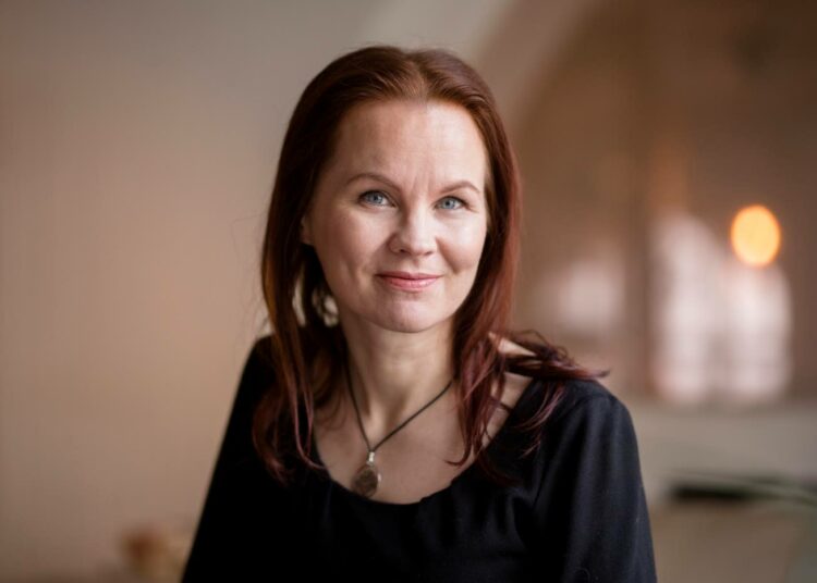 Marisha Rasi-Koskinen sai perjantaina Porvoossa Runeberg-palkinnon kirjastaan REC.