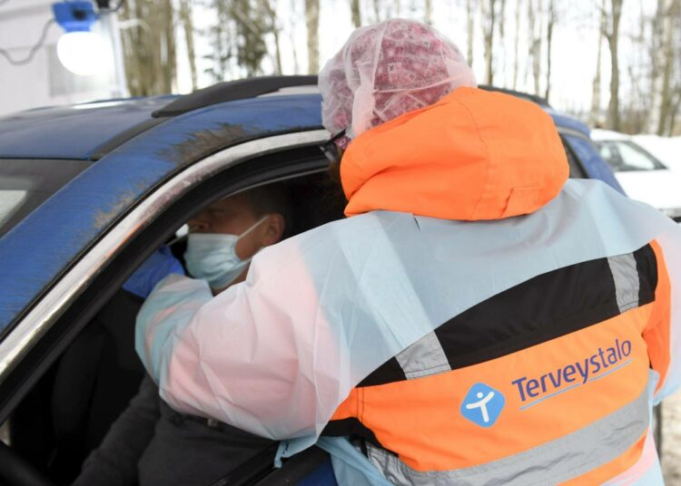 Sairaanhoitaja ottamassa koronavirustestiä Terveystalon näytteenottopisteessä Otaniemessä Espoossa 8. helmikuuta.