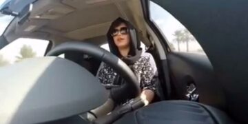 Kuvakaappaus Youtube-videolta, jossa Loujain al-Hathoul ajoi autolla Arabiemiraateista Saudi-Arabian rajalle vuonna 2014.
