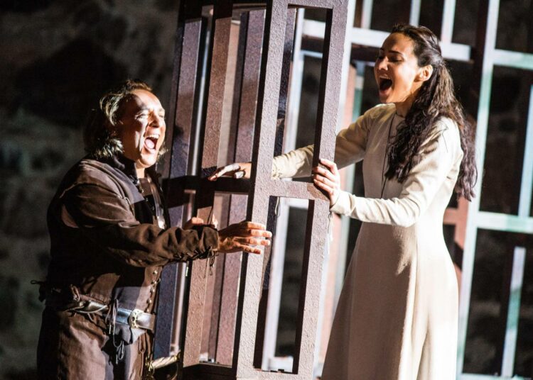 Kuvituskuva Giuseppe Verdin Rigoletto -oopperan kenraaliharjoituksesta Savonlinnan Oopperajuhlilta vuodelta 2019.