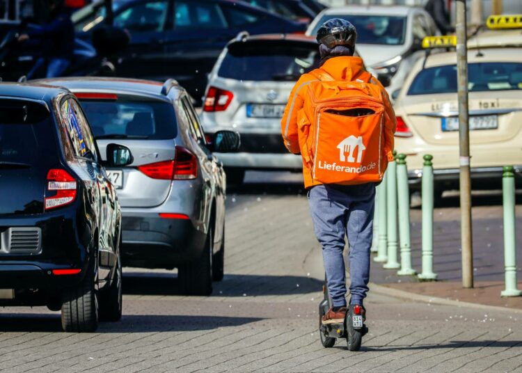 Saksan hyvien työllisyyslukujen takana on Euroopan suurin matalapalkkasektori. Lähes neljännes työsopimuksellisista työntekijöistä on matalapalkkaisia.