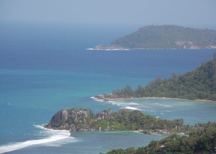 Seychellit on pienenä kehittyvänä saarivaltiona haavoittuvainen ilmastonmuutoksen seurauksille, varsinkin siksi, että sen talous on suuresti turismista riippuvainen.