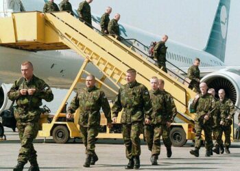 Suomen armeijan Nato-yhteensopivuus tuli konkreettisimmillaan esille Naton johtamassa kriisinhallintaoperaatiossa. Suomalaiset KFOR-joukot saapumassa Skopjeen.