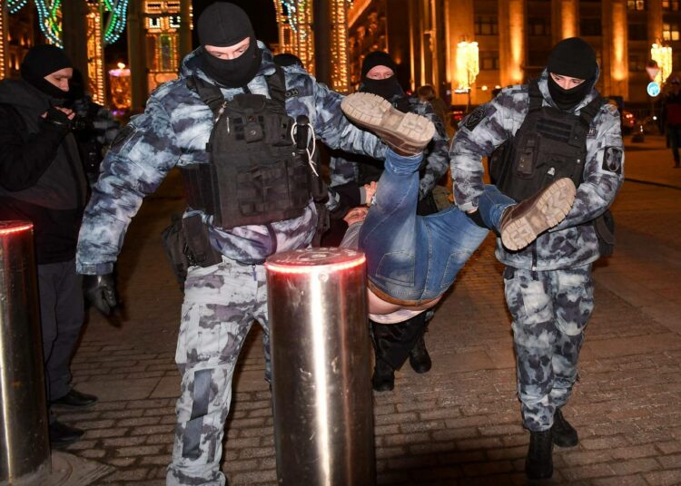 Sodanvastaiset mielenosoitukset jatkuivat keskiviikkonakin Pietarissa ja Moskovassa, josta kuva.
