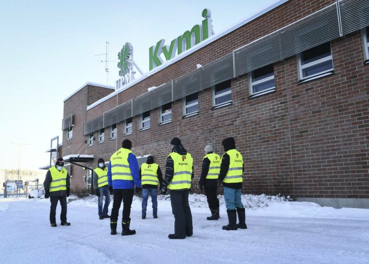 UPM jatkaa tehtaidensa seisottamista.