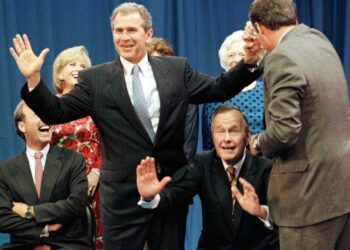 Presidentti George Bush vanhemman kaudella 1990-luvulla valmisteltiin kansallisen strategian ohjelmaa, jossa katsottiin, että Yhdysvaltojen on otettava paikkansa maailman johdossa tarvittaessa asevoimaa käyttäen. Poika Bush pani ohjelmaa täytäntöön.