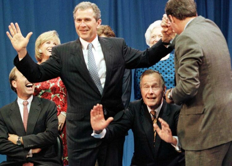 Presidentti George Bush vanhemman kaudella 1990-luvulla valmisteltiin kansallisen strategian ohjelmaa, jossa katsottiin, että Yhdysvaltojen on otettava paikkansa maailman johdossa tarvittaessa asevoimaa käyttäen. Poika Bush pani ohjelmaa täytäntöön.