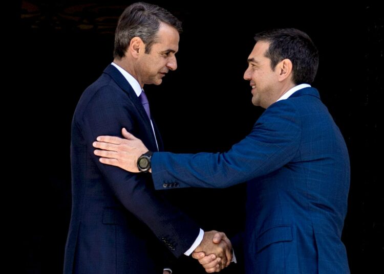 Kreikan nykyinen pääministeri Kyriakos Mitsotakis (vasemmalla) paiskaa kättä entisen pääministeri Alexis Tsiprasin kanssa, joka saattaa olla myös Kreikan seuraava pääministeri. Kuva vuodelta 2019.