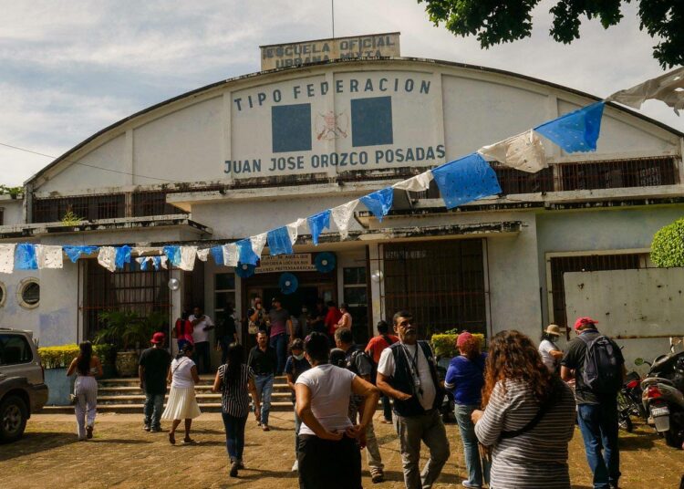 Yksi Asunción Mitan neuvoa-antavan kansanäänestyksen äänestyspaikoista äänestyspäivänä syyskuussa. Enemmistö äänesti Cerro Blancon kultakaivoksen toiminnan uudelleen käynnistämistä vastaan.