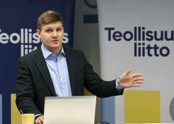 Teollisuusliiton yhteiskuntasuhdepäällikkö Timo Nevaranta