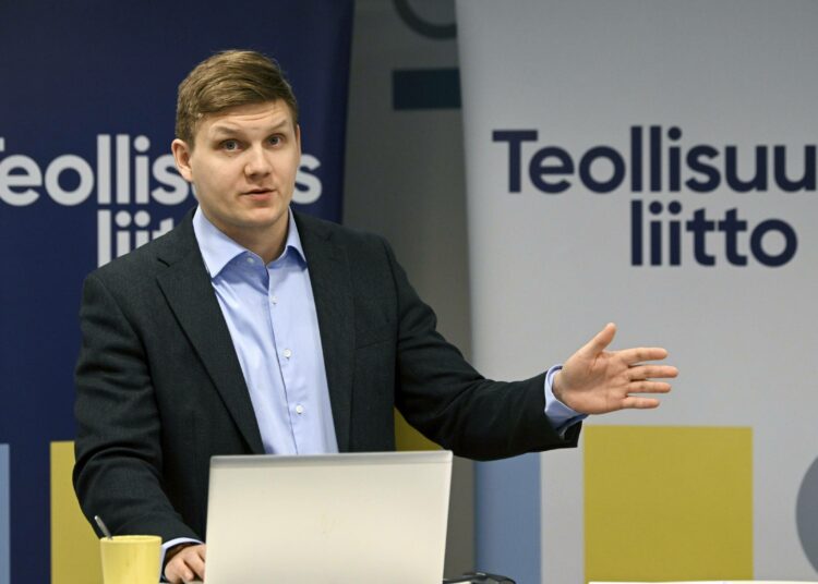 Teollisuusliiton yhteiskuntasuhdepäällikkö Timo Nevaranta
