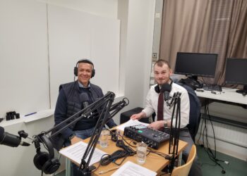 Clive Lewis (vas.) vieraili torstaina KU:n toimituksessa Kaikki uusiksi -podcastissa, jota juontaa Toivo Haimi (oik.).