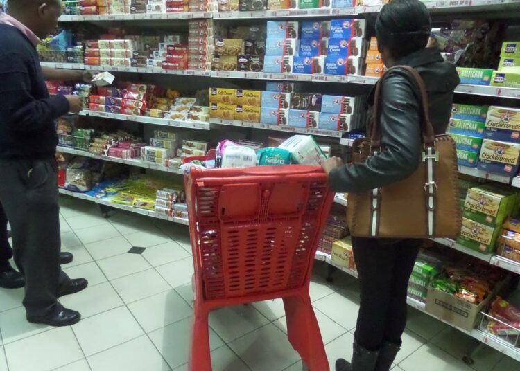 Zimbabwelaisten supermarkettien hyllyt notkuvat ruokaa, jonka parasta ennen -päivämäärä on jo ohitettu. Alinomaiset sähkökatkot tekevät pilaantuvan ruuan säilyttämisestä kotioloissa ongelman.