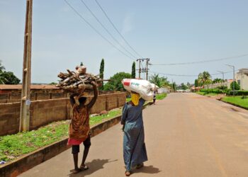 Nigerialaisia naisia palaamassa metsästä hakemasta polttopuuta.