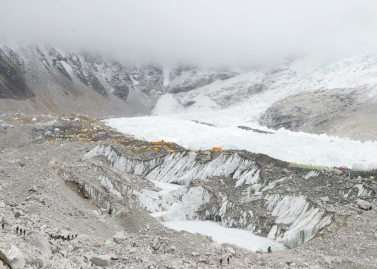 YK on julistanut vuoden 2025 kansainväliseksi jäätiköiden vuodeksi https://www.un-glaciers.org/en ja maaliskuun 21. päivän vuosittain vietettäväksi jäätiköiden päiväksi Tavoitteena on lisätä tietoa jäätiköiden, lumen ja jään merkityksestä ilmastolle, vedenkierrolle ja taloudelle. Kuvassa Khumbun jäätikkö, Mount Everest, Nepal.