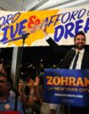 Zohran Mamdani juhli voittoaan demokraattipuolueen esivaalissa tiistai-iltana.