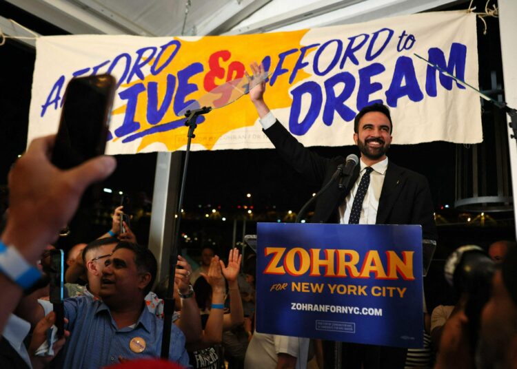 Zohran Mamdani juhli voittoaan demokraattipuolueen esivaalissa tiistai-iltana.