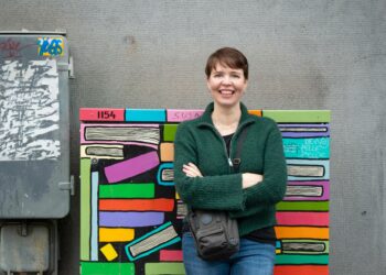 Tällä hetkellä Anna Kontulaa kiinnostavat kotitarveviljelyn ja kissojen lisäksi ainakin ekokatastrofi ja anarkismi, joista hän on kirjoittamassa kirjoja. Kontula kuvattiin xkristallix:n Kirjasto-teoksen (2022) edessä.