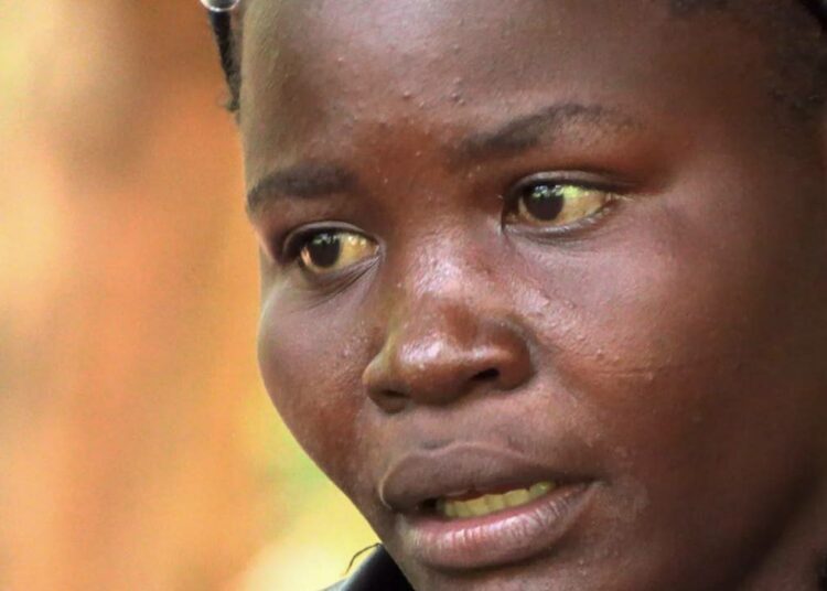 Nainen Bushiangalan pienimuotoisella kultakaivoksella Länsi-Keniassa, jossa kullan käsittelyssä käytetään vaarallista elohopeaa.